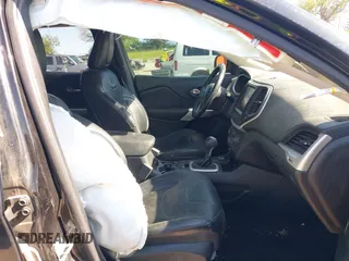 2017 Jeep Cherokee Overland с VIN 1C4PJMJS1HW645039, выставлен на аукционе IAAI как лот 42322935 с пробегом 84 117 миль миль и . История ставок и продаж доступна на DreamBid. Изображение 5.