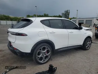2024 Alfa Romeo Tonale Veloce z VIN ZASPATDW7R3051085, wystawiony jako Copart lot #58329634 z przebiegiem 15 729 mil mil oraz Szkody całkowita. Historia ofert i sprzedaży dostępna na DreamBid. Obrazek 3.