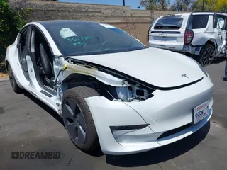 2023 Tesla Model 3 z VIN 5YJ3E1EA5PF491361, wystawiony jako IAAI lot #42460330 z przebiegiem 21 527 mil mil oraz . Historia ofert i sprzedaży dostępna na DreamBid. Obrazek 1.