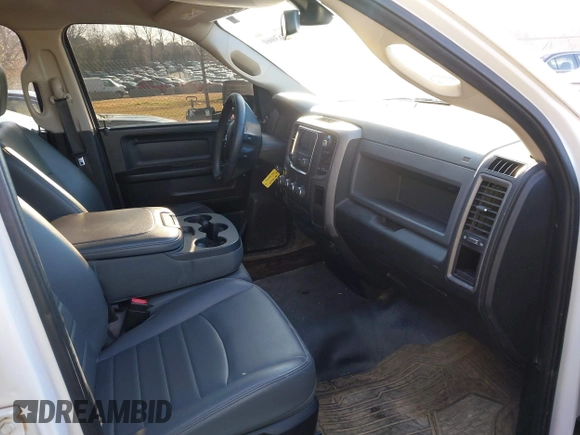 2019 Ram 1500 Express z VIN 1C6RR7FG4KS615112, wystawiony jako IAAI lot #41636660 z przebiegiem 111 919 mil mil oraz . Historia ofert i sprzedaży dostępna na DreamBid. Obrazek 5.