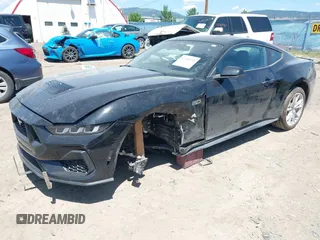 2024 Ford Mustang GT z VIN 1FA6P8CFXR5422836, wystawiony jako IAAI lot #42485136 z przebiegiem 8 437 mil mil oraz . Historia ofert i sprzedaży dostępna na DreamBid. Obrazek 2.