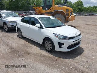 2023 Kia Rio S z VIN 3KPA24ADXPE613557, wystawiony jako IAAI lot #42198794 z przebiegiem 25 275 mil mil oraz . Historia ofert i sprzedaży dostępna na DreamBid. Obrazek 1.