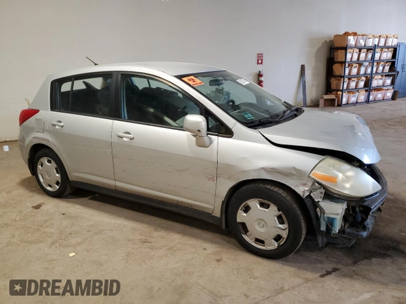 2009 Nissan Versa SL z VIN 3N1BC13E99L372095, wystawiony jako Copart lot #53188755 z przebiegiem 227 475 mil mil oraz Szkoda całkowita • Salvage title. Historia ofert i sprzedaży dostępna na DreamBid. Obrazek 4.
