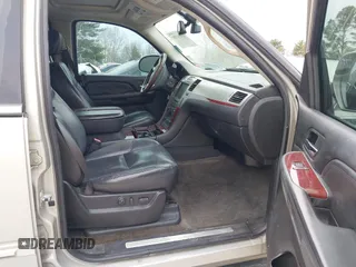 2007 Cadillac Escalade z VIN 1GYFK63897R173007, wystawiony jako IAAI lot #41661358 z przebiegiem 275 328 mil mil oraz . Historia ofert i sprzedaży dostępna na DreamBid. Obrazek 5.