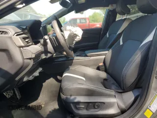 2025 Toyota Camry LE z VIN 4T1DAACK4SU588882, wystawiony jako Copart lot #52717395 z przebiegiem Nie podano mil oraz Szkoda całkowita • Salvage title. Historia ofert i sprzedaży dostępna na DreamBid. Obrazek 7.