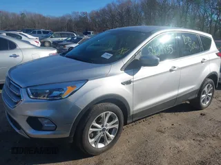 2019 Ford Escape SE z VIN 1FMCU9GD1KUC51552, wystawiony jako IAAI lot #40948295 z przebiegiem 24 571 mil mil oraz . Historia ofert i sprzedaży dostępna na DreamBid. Obrazek 2.
