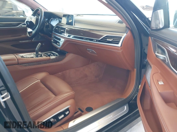 2017 BMW 7 Series 750i z VIN WBA7F0C59HGM21185, wystawiony jako IAAI lot #42360146 z przebiegiem Nie podano mil oraz . Historia ofert i sprzedaży dostępna na DreamBid. Obrazek 5.