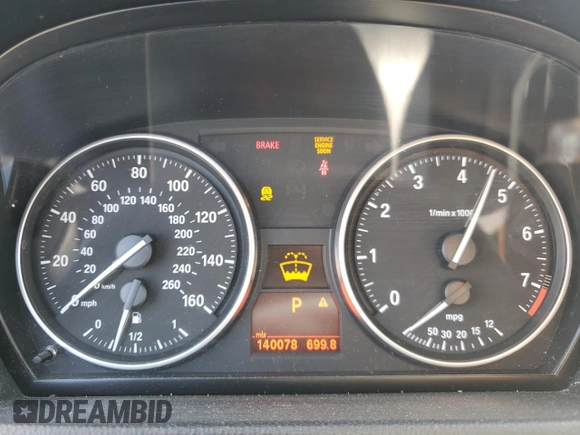 2011 BMW 3 Series 328i z VIN WBAPH5C54BA447971, wystawiony jako Copart lot #55899855 z przebiegiem 140 078 mil mil oraz Czysty tytuł • Clean title. Historia ofert i sprzedaży dostępna na DreamBid. Obrazek 9.
