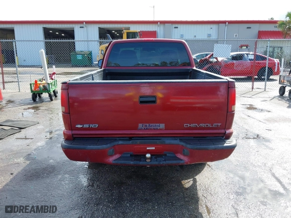 2000 Chevrolet S-10 LS with VIN 1GCCS1444YK167617, listed as a IAAI auction lot 41612272 with 115,900 mi miles. Bid and sale history available at carsss.com. Image 16.