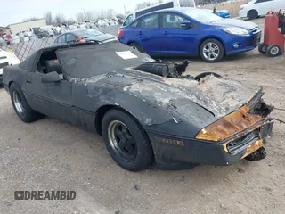 1985 Chevrolet Corvette z VIN 1G1YY0784F5121674, wystawiony jako IAAI lot #41994362 z przebiegiem Nie podano mil oraz . Historia ofert i sprzedaży dostępna na DreamBid. Obrazek 1.