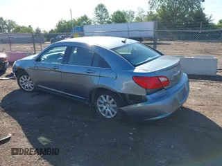 2010 Chrysler Sebring Touring z VIN 1C3CC4FB0AN128655, wystawiony jako IAAI lot #42311837 z przebiegiem 205 720 mil mil oraz . Historia ofert i sprzedaży dostępna na DreamBid. Obrazek 3.