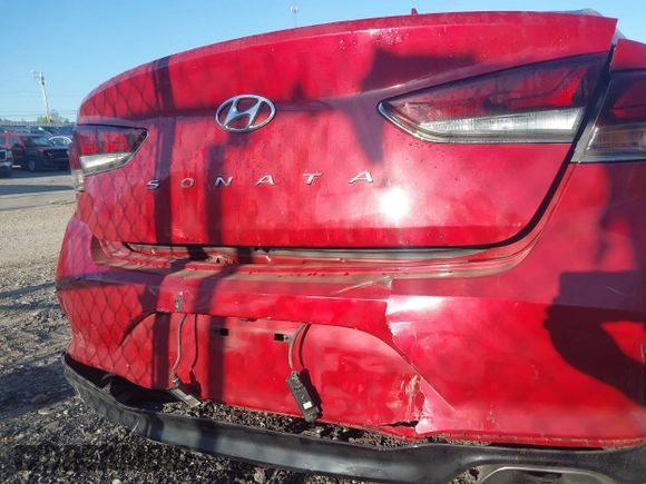 2018 Hyundai Sonata Sport with VIN 5NPE34AF2JH596644, listed as a IAAI auction lot 41986683 with 129,106 mi miles and . Bid and sale history available at carsss.com. Image 17.
