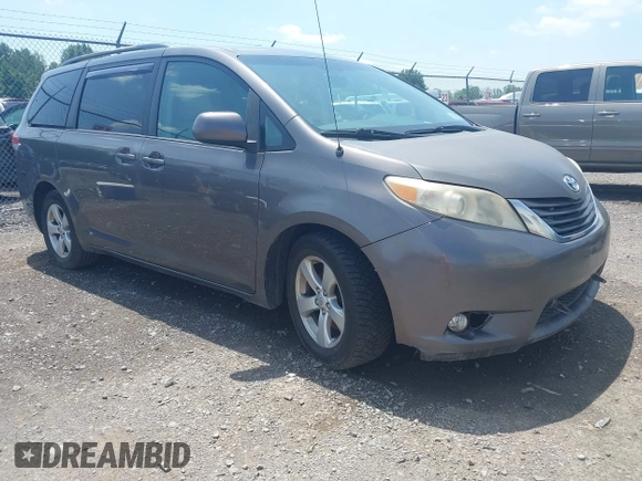 2012 Toyota Sienna LE AAS z VIN 5TDKK3DC9CS252274, wystawiony jako IAAI lot #42553516 z przebiegiem 311 650 mil mil oraz . Historia ofert i sprzedaży dostępna na DreamBid. Obrazek 1.