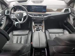 2024 BMW X7 xDrive40i z VIN 5UX23EM06R9S67707, wystawiony jako Copart lot #50916935 z przebiegiem 27 958 mil mil oraz Szkody całkowita. Historia ofert i sprzedaży dostępna na DreamBid. Obrazek 8.