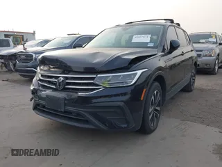 2023 Volkswagen Tiguan S z VIN 3VVRB7AX7PM036833, wystawiony jako IAAI lot #41827631 z przebiegiem 43 383 mil mil oraz . Historia ofert i sprzedaży dostępna na DreamBid. Obrazek 2.