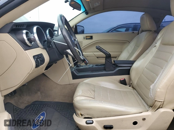 2005 Ford Mustang GT Deluxe z VIN 1ZVFT82H555212371, wystawiony jako Copart lot #55881535 z przebiegiem Nie podano mil oraz Czysty tytuł • Clean title. Historia ofert i sprzedaży dostępna na DreamBid. Obrazek 7.