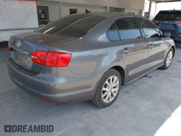 2014 Volkswagen Jetta SE z VIN 3VWD17AJXEM315517, wystawiony jako IAAI lot #42348053 z przebiegiem 120 208 mil mil oraz . Historia ofert i sprzedaży dostępna na DreamBid. Obrazek 4.