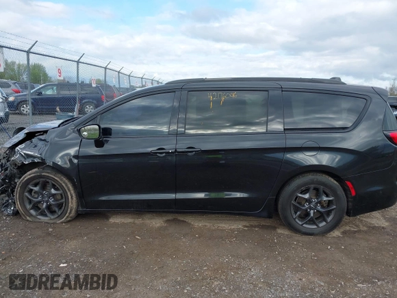 2018 Chrysler Pacifica Limited z VIN 2C4RC1GG2JR358215, wystawiony jako IAAI lot #42176046 z przebiegiem 120 544 mil mil oraz . Historia ofert i sprzedaży dostępna na DreamBid. Obrazek 15.