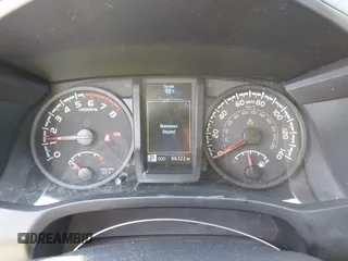 2021 Toyota Tacoma SR z VIN 5TFAX5GN8MX192277, wystawiony jako IAAI lot #42277081 z przebiegiem 66 322 mil mil oraz . Historia ofert i sprzedaży dostępna na DreamBid. Obrazek 7.