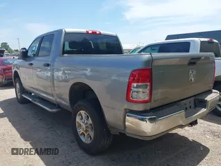 2024 Ram 2500 Big Horn z VIN 3C6UR5DL9RG246005, wystawiony jako IAAI lot #42849768 z przebiegiem 48 843 mil mil oraz . Historia ofert i sprzedaży dostępna na DreamBid. Obrazek 3.
