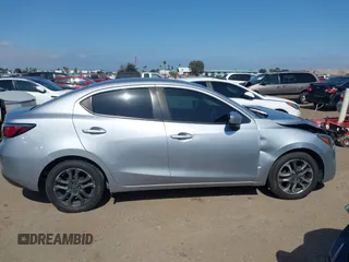 2017 Toyota Yaris z VIN 3MYDLBYVXHY189084, wystawiony jako IAAI lot #42194193 z przebiegiem 90 320 mil mil oraz . Historia ofert i sprzedaży dostępna na DreamBid. Obrazek 13.