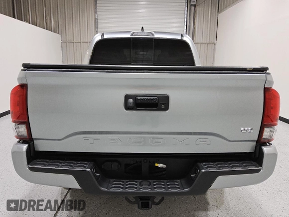 2022 Toyota Tacoma SR5 z VIN 3TMAZ5CN8NM183375, wystawiony jako Copart lot #57228025 z przebiegiem 81 738 mil mil oraz Czysty tytuł • Clean title. Historia ofert i sprzedaży dostępna na DreamBid. Obrazek 6.