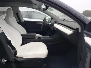 2024 Tesla Model Y Long Range z VIN 7SAYGDEE5RA260614, wystawiony jako IAAI lot #42191551 z przebiegiem 16 375 mil mil oraz . Historia ofert i sprzedaży dostępna na DreamBid. Obrazek 5.