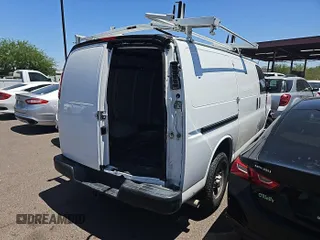 2020 Chevrolet Express Cargo z VIN 1GCWGAFP9L1125769, wystawiony jako IAAI lot #42613483 z przebiegiem 84 726 mil mil oraz . Historia ofert i sprzedaży dostępna na DreamBid. Obrazek 1.