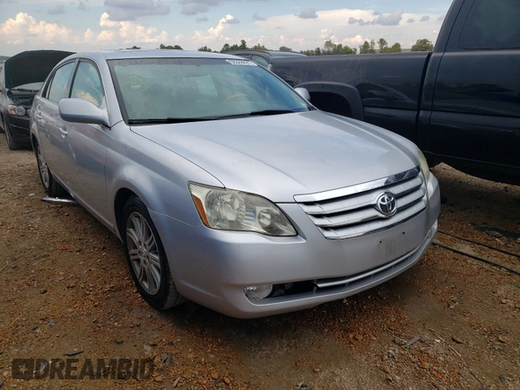 2005 Toyota Avalon XL z VIN 4T1BK36B95U044040, wystawiony jako Copart lot #59369691 z przebiegiem 111 373 mil mil oraz Szkoda całkowita • Salvage title. Historia ofert i sprzedaży dostępna na DreamBid. Obrazek 1.