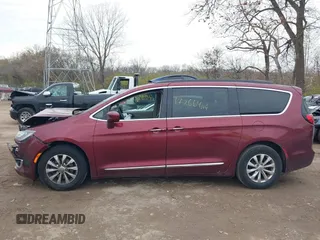 2017 Chrysler Pacifica Touring L z VIN 2C4RC1BG2HR535119, wystawiony jako IAAI lot #40891044 z przebiegiem 172 664 mil mil oraz . Historia ofert i sprzedaży dostępna na DreamBid. Obrazek 14.