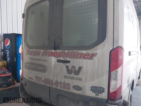 2020 Ford Transit Cargo z VIN 1FTBR1CG9LKB59461, wystawiony jako IAAI lot #41807469 z przebiegiem 205 431 mil mil oraz . Historia ofert i sprzedaży dostępna na DreamBid. Obrazek 16.