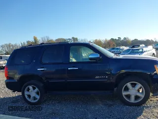 2008 Chevrolet Tahoe 1LT z VIN 1GNFC13J18J107597, wystawiony jako IAAI lot #38245407 z przebiegiem 152 950 mil mil oraz . Historia ofert i sprzedaży dostępna na DreamBid. Obrazek 12.