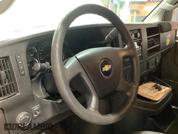 2017 Chevrolet Express Cargo z VIN 1GCWGBFF2H1177944, wystawiony jako IAAI lot #42596518 z przebiegiem 138 429 mil mil oraz . Historia ofert i sprzedaży dostępna na DreamBid. Obrazek 33.