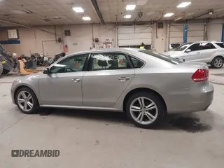 2014 Volkswagen Passat SE z VIN 1VWBT7A31EC102802, wystawiony jako IAAI lot #41344543 z przebiegiem 106 758 mil mil oraz . Historia ofert i sprzedaży dostępna na DreamBid. Obrazek 14.