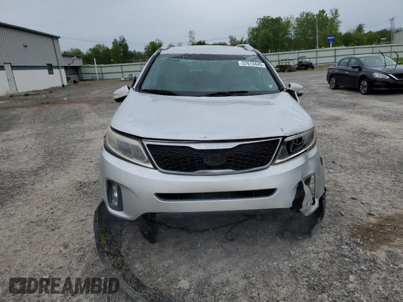 2014 Kia Sorento LX z VIN 5XYKTCA65EG488917, wystawiony jako Copart lot #57613445 z przebiegiem 180 621 mil mil oraz Szkoda całkowita • Salvage title. Historia ofert i sprzedaży dostępna na DreamBid. Obrazek 5.