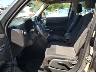 2011 Jeep Patriot Latitude z VIN 1J4NF1GB2BD229920, wystawiony jako Copart lot #57548445 z przebiegiem 188 712 mil mil oraz Szkoda całkowita • Salvage title. Historia ofert i sprzedaży dostępna na DreamBid. Obrazek 7.