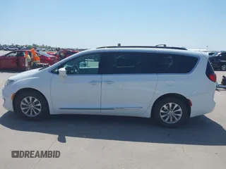 2017 Chrysler Pacifica Touring L z VIN 2C4RC1BGXHR759030, wystawiony jako IAAI lot #42019116 z przebiegiem 110 454 mil mil oraz . Historia ofert i sprzedaży dostępna na DreamBid. Obrazek 14.