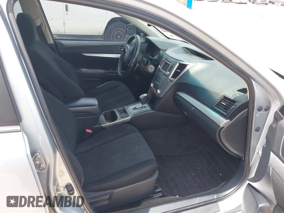 2014 Subaru Legacy Premium z VIN 4S3BMCC66E3026641, wystawiony jako IAAI lot #42621371 z przebiegiem 139 187 mil mil oraz . Historia ofert i sprzedaży dostępna na DreamBid. Obrazek 5.