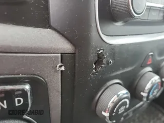 2020 Ram 1500 Tradesman z VIN 1C6RR7KTXLS129022, wystawiony jako IAAI lot #42511085 z przebiegiem 128 229 mil mil oraz . Historia ofert i sprzedaży dostępna na DreamBid. Obrazek 1.