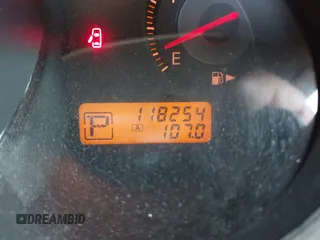 2007 Nissan Versa SL z VIN 3N1BC13E57L353248, wystawiony jako IAAI lot #42223425 z przebiegiem 118 254 mil mil oraz . Historia ofert i sprzedaży dostępna na DreamBid. Obrazek 7.
