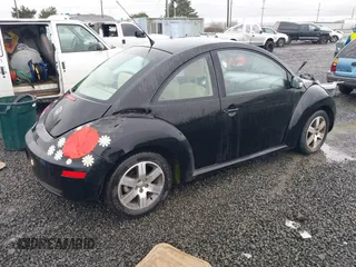 2006 Volkswagen New Beetle Coupe with VIN 3VWPG31C86M406583, listed as a IAAI auction lot 41590611 with 137,964 mi miles. Bid and sale history available at carsss.com. Image 4.