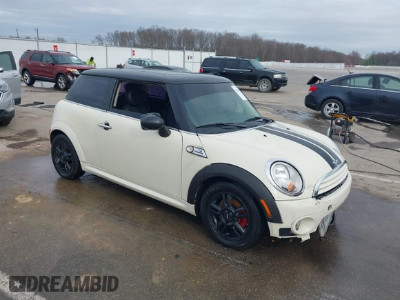 2011 MINI Hardtop z VIN WMWSU3C52BT092653, wystawiony jako IAAI lot #41788535 z przebiegiem 161 510 mil mil oraz . Historia ofert i sprzedaży dostępna na DreamBid. Obrazek 1.