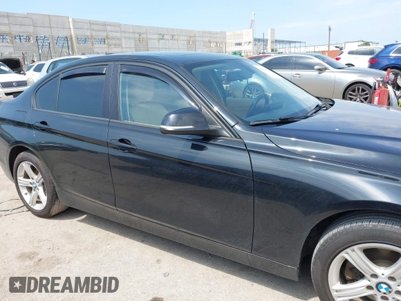 2015 BMW 3 Series 328i xDrive z VIN WBA3B3C5XFJ984998, wystawiony jako IAAI lot #42498649 z przebiegiem 186 642 mil mil oraz . Historia ofert i sprzedaży dostępna na DreamBid. Obrazek 13.