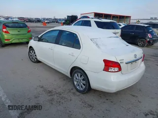 2009 Toyota Yaris z VIN JTDBT903991341371, wystawiony jako IAAI lot #41472292 z przebiegiem 205 596 mil mil oraz . Historia ofert i sprzedaży dostępna na DreamBid. Obrazek 3.