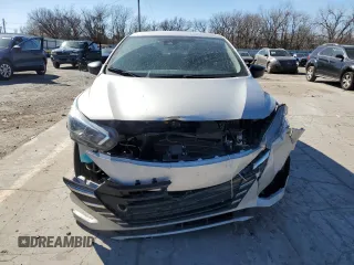 2024 Nissan Versa S z VIN 3N1CN8DV8RL847581, wystawiony jako Copart lot #47555985 z przebiegiem 26 000 mil mil oraz Szkody całkowita. Historia ofert i sprzedaży dostępna na DreamBid. Obrazek 5.