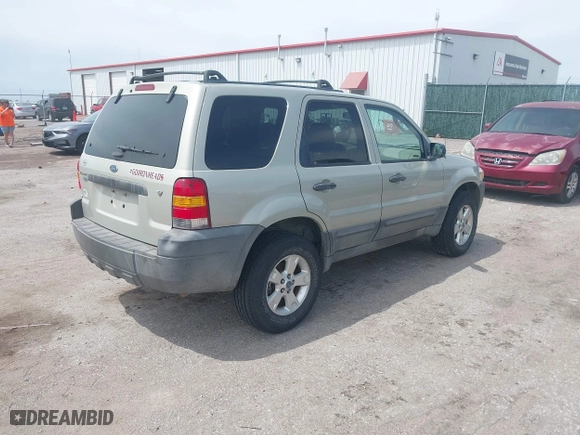 2005 Ford Escape XLT with VIN 1FMYU93135KC70928, listed as a IAAI auction lot 42102594 with 107,225 mi miles. Bid and sale history available at carsss.com. Image 4.