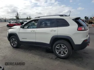 2019 Jeep Cherokee Trailhawk z VIN 1C4PJMBX2KD152628, wystawiony jako Copart lot #51650595 z przebiegiem 67 660 mil mil oraz Nie do naprawy. Historia ofert i sprzedaży dostępna na DreamBid. Obrazek 2.