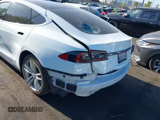 2013 Tesla Model S z VIN 5YJSA1CG0DFP22533, wystawiony jako IAAI lot #42519702 z przebiegiem 168 313 mil mil oraz . Historia ofert i sprzedaży dostępna na DreamBid. Obrazek 6.