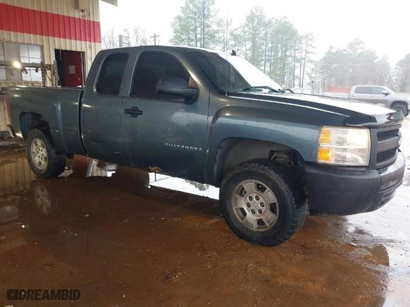 2008 Chevrolet Silverado 1500 Work Truck with VIN 1GCEC19X38Z139968, listed as a IAAI auction lot 41450092 with 301,914 mi miles. Bid and sale history available at carsss.com. Image 1.