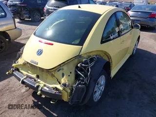 2008 Volkswagen New Beetle Coupe S with VIN 3VWPW31CX8M516122, listed as a IAAI auction lot 41716442 with 104,975 mi miles. Bid and sale history available at carsss.com. Image 4.